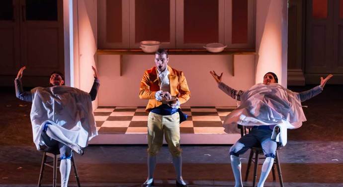 Conspirațiile bărbierului Figaro, înțepenite în mașina de tuns