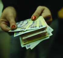 E nevoie de bani pentru profesori, dar aceștia nu pot fi oferiți oricînd, de oricine și oricum