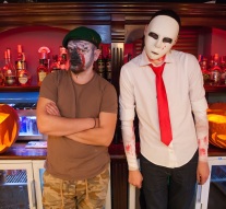 Clienții nu s-au lăsat speriați de măștile barmanilor.