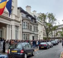 Stat la coada ambasada