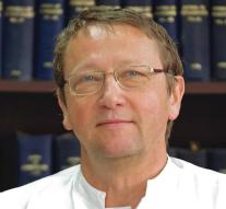 Prof. dr. Ion Poeată spune că neurochirurgia este o vocație și o meserie care trebuie făcută responsabil.