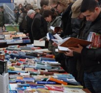 Pînă și expozanții cumpărau cărții unii de la ceilalți.