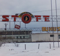 Dacă nu s-ar auzi vocile oamenilor, ai crede că fabrica este pustie.