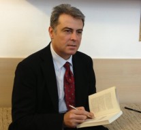 „Nu e treaba istoricului să pună etichete, istoria trebuie să fie cît mai lipsită de ele. Ea trebuie să explice ce și cum a fost. Noi nu sîntem procuratură. Istoria nu e un tribunal.