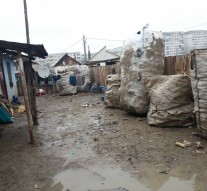 Aceștia supraviețuiesc din ajutorul social și din vînzarea sticlelor goale de plastic.