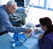 Doctorul Akiv Tamir (foto) alături de doctorul Ilan Cohen examinează micuții cu un ecograf portabil personal.