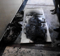 Patru studenți au fost în pericol de moarte după ce uşa de la cămin le-a fost incendiată