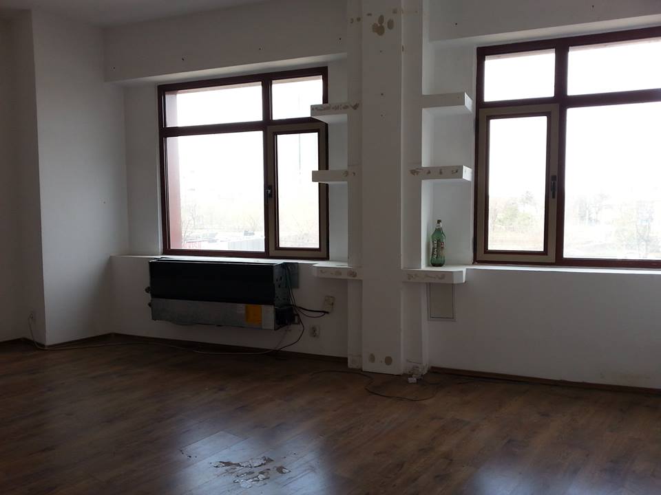 În amfiteatre au rămas numai scările și mochetele.