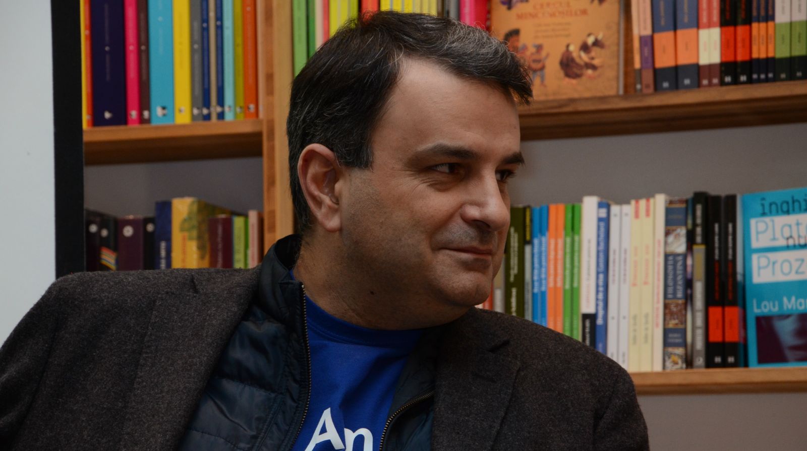 La prima televiziune la care a lucrat, spune că a făcut-o din plăcere și nu a fost plătit în primele patru luni. 