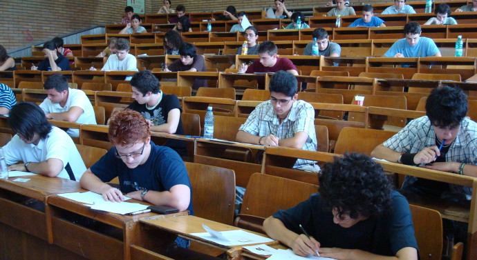 Studenţii de la Cuza se pregătesc pentru proba scrisă la licenţă
