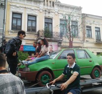 Parada culorilor împrăștiate pe asfalt