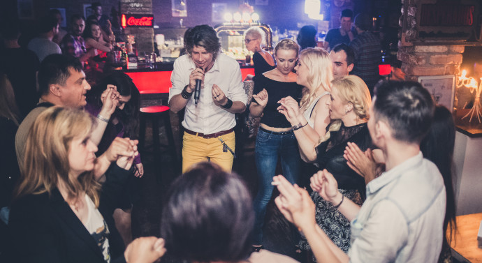 Rock-ul admiră picturile din „Sala pașilor pierduți”