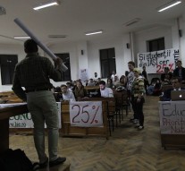 Studenţii strigă în amfiteatre pînă se fac auziți de Minister