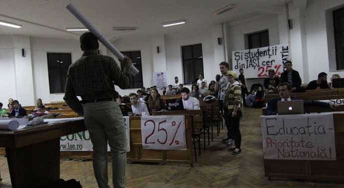 Studenţii strigă în amfiteatre pînă se fac auziți de Minister