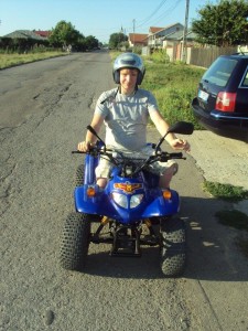Pînă să își ia permisul de conducere, Andrei s-a deplasat cu un ATV cumpărat de părinții săi.