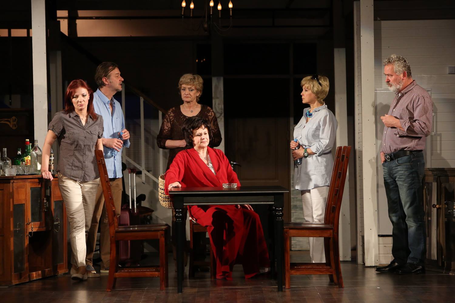 Actrița (în centru) în rolul lui Violet Weston din piesa 
„Acasă, în miezul verii