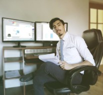 Design cu mustață și lentile de contact