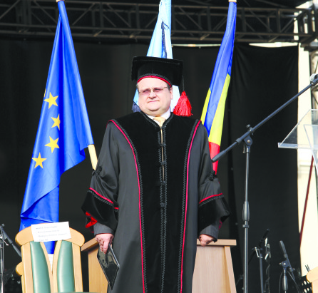 Profesorul spune că nu și-ar fi dat demisia acum,  dar că s-a gîndit de mai multe ori să o facă. 