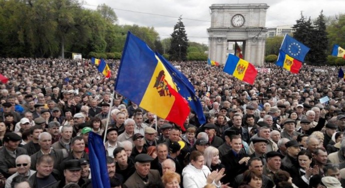 În lupta cu oligarhii, moldovenii s-au baricadat în corturi