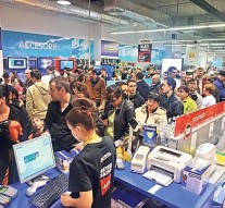 Banii strînți la saltea, cheltuiți de Black Friday