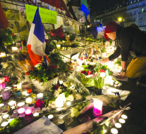 Studenții duc din Iași pînă în Volda stindardul îndoliat al Franței