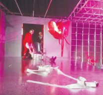 Scufundări în absurd învelit în roșu