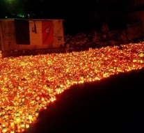 Lumînări aprinse pentru victimele incendiului de la clubul Colectiv