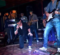 Șlagăre împletite cu ritmuri electronice