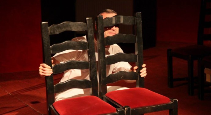 Libertate cu gratii din aburi de cafea