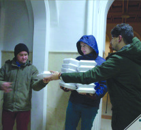 Tinerii îi ajută în permanență pe oamenii nevoiași cu o masă caldă.