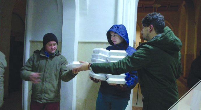 Tinerii îi ajută în permanență pe oamenii nevoiași cu o masă caldă.