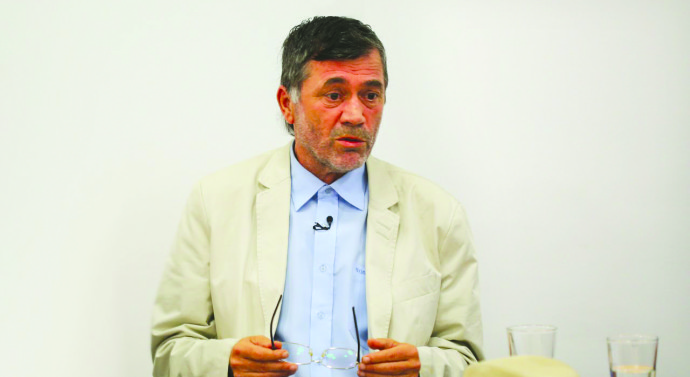 Scriitorul îi îndeamnă pe tineri să se implice în mișcări civice.