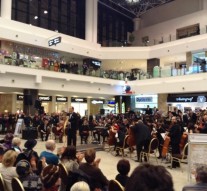 Concertul de Anul Nou, însufle]it sub ochii manechinelor din vitrine