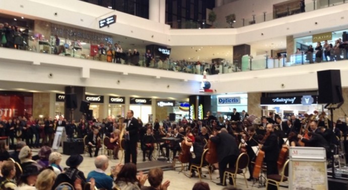 Concertul de Anul Nou, însufle]it sub ochii manechinelor din vitrine