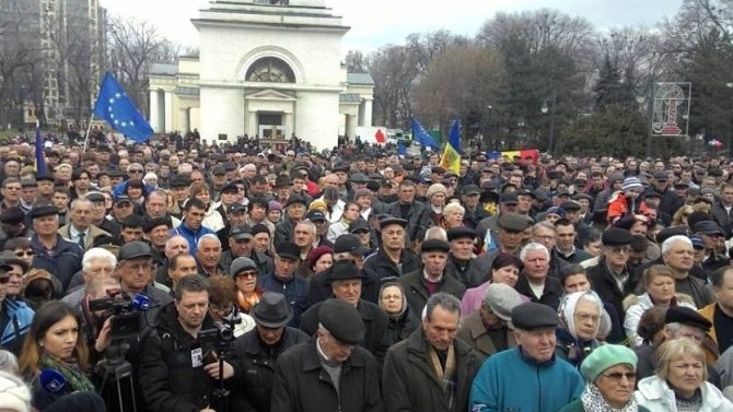 La Chișinău, Hora Unirii se joacă în pași de protest