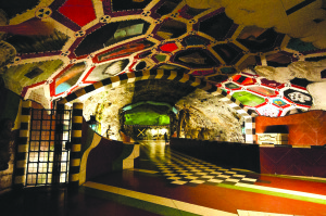 Stațiile de metrou din Stockholm sînt pictate integral.