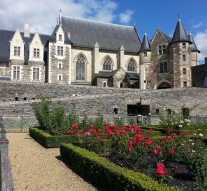 Reședințele regale ale dinastiilor ce au condus Franța au aura poveștilor cu baluri mascate.