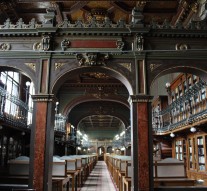 Sala de lectură este realizată în stilul rococo al Europei din secolul al XIX-lea.