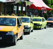 Tarantula conduce de pe bancheta din spate