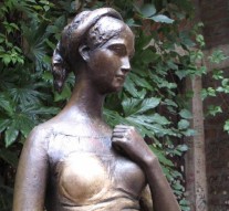 Este o tradiție ca toți cei care ajung în Verona să pună mîna pe sînul drept al statuii Julietei.