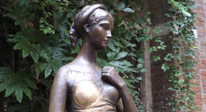 Este o tradiție ca toți cei care ajung în Verona să pună mîna pe sînul drept al statuii Julietei.