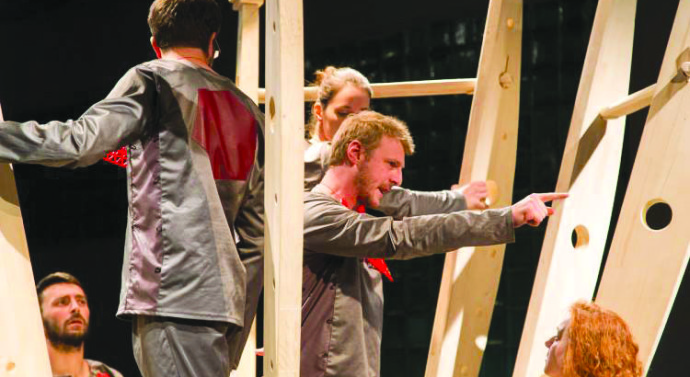 Eroii românilor, omagiați pe o scenă de lemn