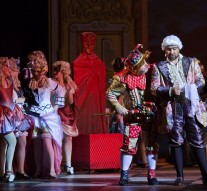 Dragostea îngenuncheat\ de tenta]iile tr\d\rii