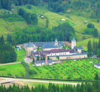 Mănăstirea a fost ridicată de domnitorul Ștefan cel Mare în 1466, iar trupul fostului cîrmuitor al Moldovei este înmormîntat aici.