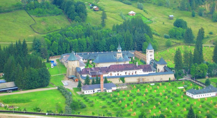 Mănăstirea a fost ridicată de domnitorul Ștefan cel Mare în 1466, iar trupul fostului cîrmuitor al Moldovei este înmormîntat aici.