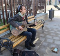 Omul care se joacă cu muzica regilor