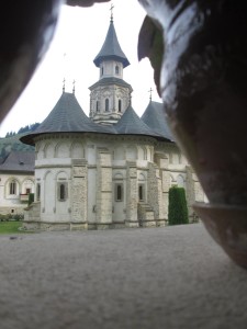 De Înviere, la Biserica mănăstirii se adună oameni din toată țara.