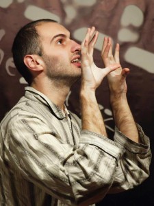 Tînărul este regizorul, actorul și producătorul propriilor filme.