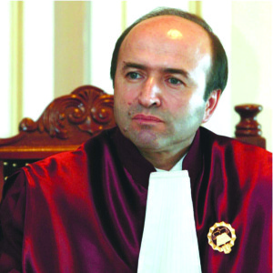 Prof. univ. dr. Tudorel Toader susține că trebuie găsite soluții pentru a păstra cei mai buni tineri la catedră.