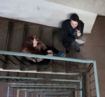 Refugiați pe scara de incendiu pentru încă o țigară